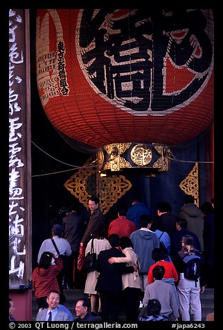 Huge lantern at the entrance of the Senso-ji temple, Asakusa. Tokyo, Japan (color)