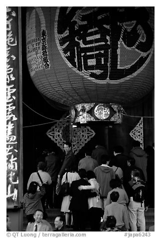 Huge lantern at the entrance of the Senso-ji temple, Asakusa. Tokyo, Japan