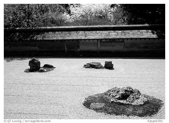 Classic stone and raked sand Zen garden, Ryoan-ji Temple. Kyoto, Japan