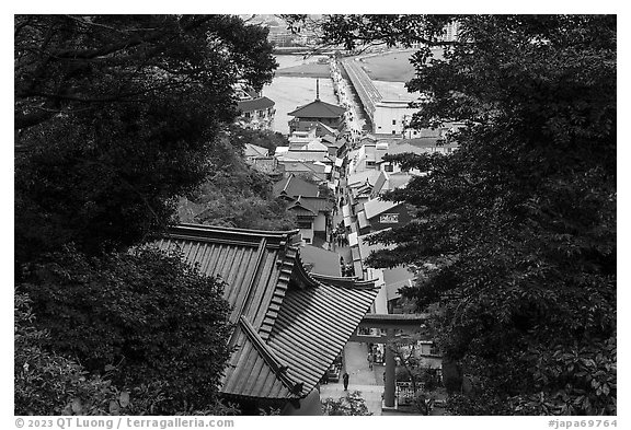 Benzaiten Nakamise Street and Enoshima Benten-bashi causeway. Enoshima Island, Japan (black and white)
