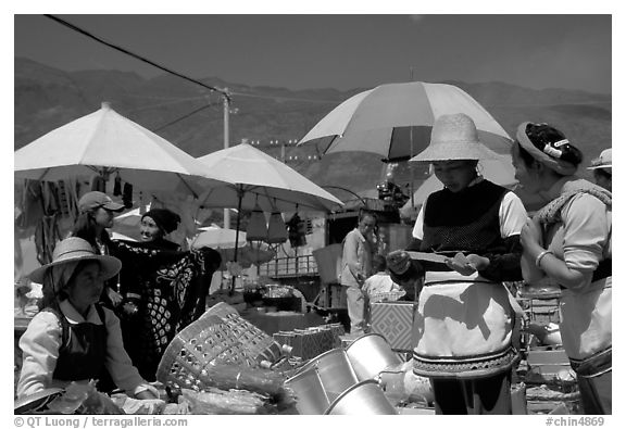 Monday village market. Shaping, Yunnan, China (black and white)