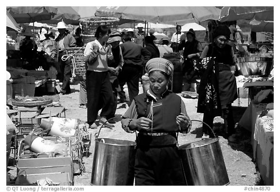 Bai woman at the Monday market. Shaping, Yunnan, China (black and white)