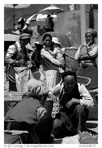 Bai tribeswomen selling incense. Shaping, Yunnan, China (black and white)