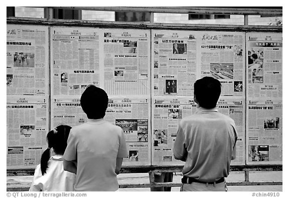 Reading dazibao (public newspapers). Kunming, Yunnan, China (black and white)