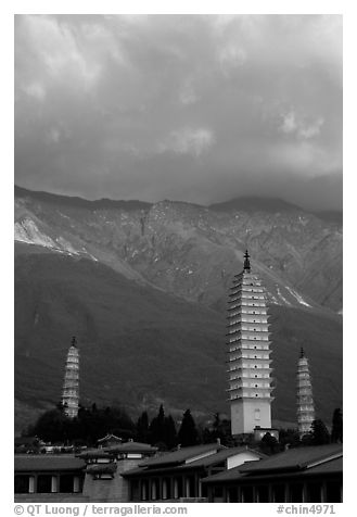 San Ta Si (Three pagodas) at sunrise with Cang Shan mountains in the background. Dali, Yunnan, China