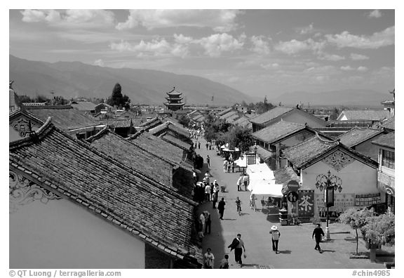 Fuxing Lu seen from the South Gate. Dali, Yunnan, China (black and white)