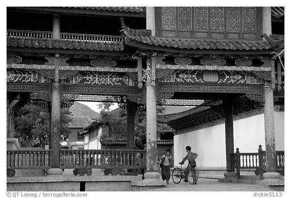 Children in an archway. Lijiang, Yunnan, China (black and white)
