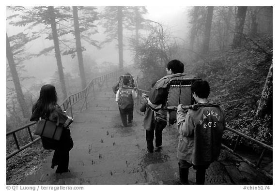 Weathy pilgrim carried on a chair. Emei Shan, Sichuan, China (black and white)