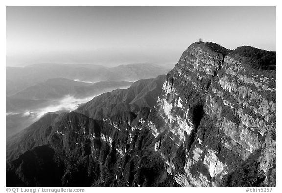 Wanfo Ding temple perched on a precipituous cliff. Emei Shan, Sichuan, China