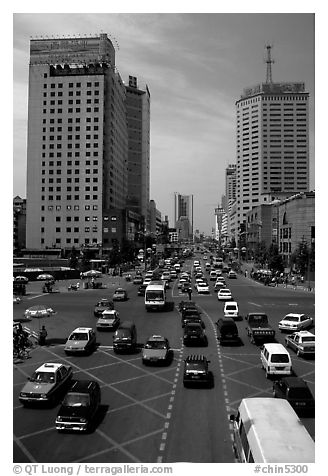 Car traffic on a major avenue. Chengdu, Sichuan, China (black and white)