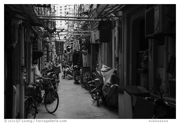 Alley. Shanghai, China (black and white)