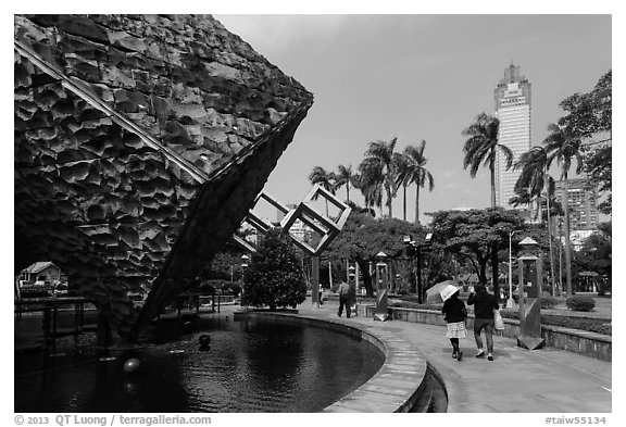 Monument, 2-28 Peace Park. Taipei, Taiwan (black and white)