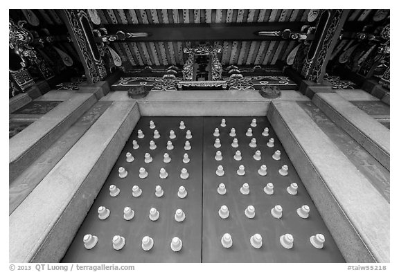 Looking up door of Yi Gate, Confuscius Temple. Taipei, Taiwan (black and white)