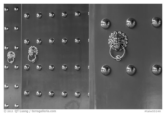 Red doors, Martyrs Shrine. Taipei, Taiwan (black and white)