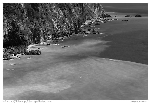 Turquoise waters and Quingshui cliffs. Taroko National Park, Taiwan (black and white)