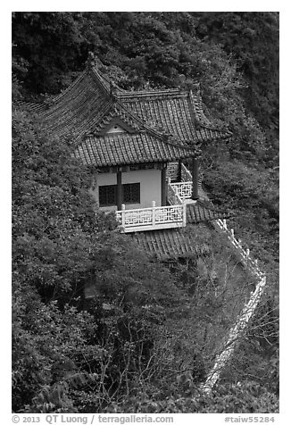 Temple with red tile roof seen from above, Taroko Gorge. Taroko National Park, Taiwan (black and white)