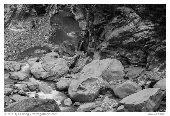 Boulders, marbled gorge walls, and Liwu River. Taroko National Park, Taiwan