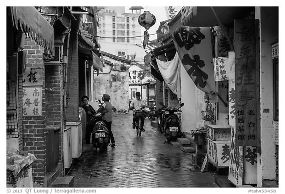 Alley in early morning. Lukang, Taiwan (black and white)