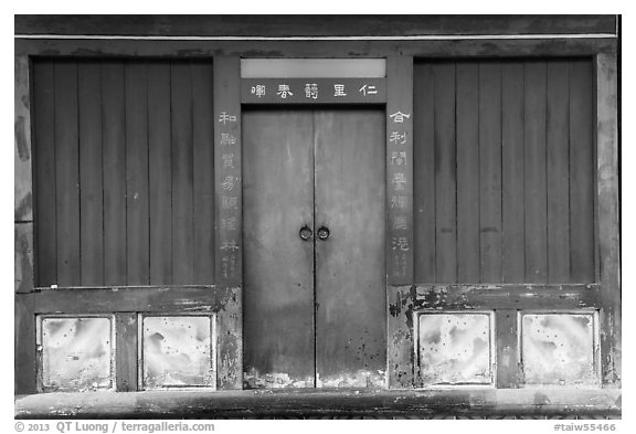 Blue and red facade. Lukang, Taiwan (black and white)