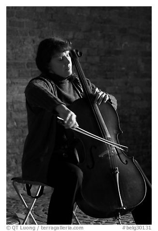 Woman cellist. Bruges, Belgium (black and white)