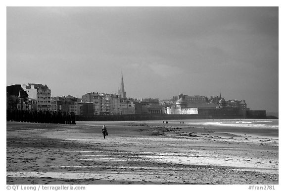 Beach and old town, Saint Malo. Brittany, France (black and white)