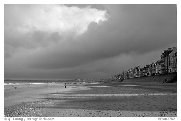 Waterfront and beach, Saint Malo. Brittany, France (black and white)