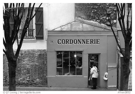 Red Cordonnnerie store. Paris, France (black and white)