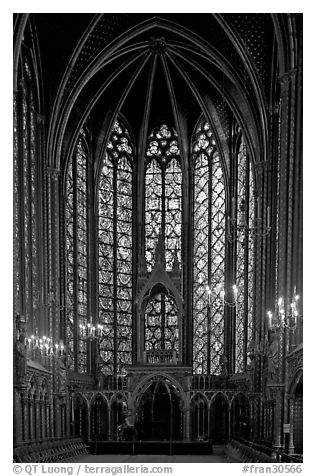 Pianist in the upper Holy Chapel. Paris, France