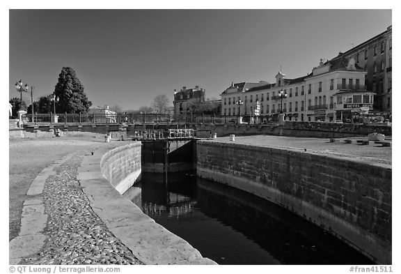 Lock, Canal du Midi. Carcassonne, France (black and white)