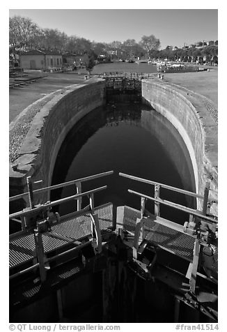 Lock and basin, Canal du Midi. Carcassonne, France