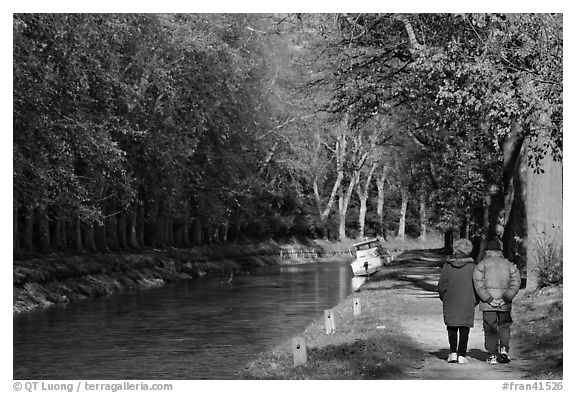 Couple walking along Canal du Midi. Carcassonne, France (black and white)