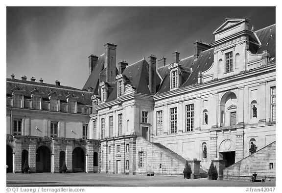 Cour de la Fontaine, Fontainebleau Palace. France (black and white)