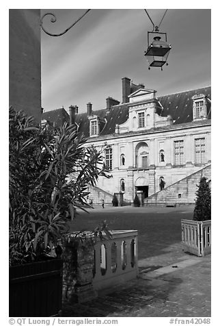 Fountain court, Fontainebleau Palace. France (black and white)