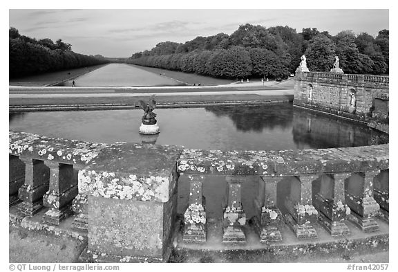 Basin and canal, Chateau de Fontainebleau park. France