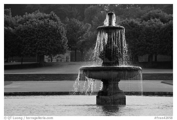 Fountain, Fontainebleau Palace. France (black and white)
