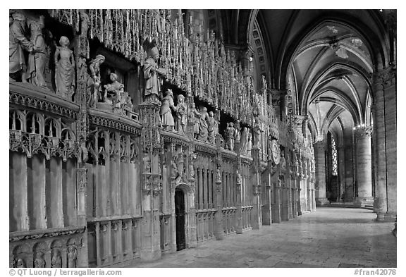 Sanctuary, Cathedrale Notre-Dame de Chartres. France (black and white)
