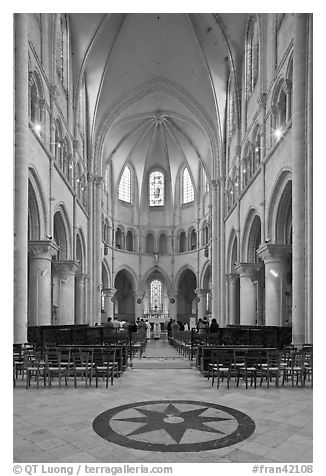 Mass, Saint Quiriace Collegiate Church, Provins. France (black and white)