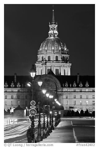 Street lights and Les Invalides by night. Paris, France (black and white)