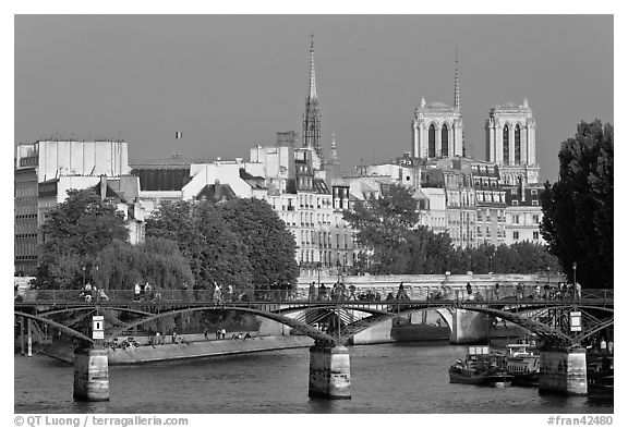 Passerelle des Arts and Ile de la Cite. Paris, France (black and white)