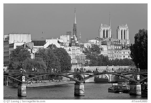 Passerelle des Arts and Ile de la Cite. Paris, France