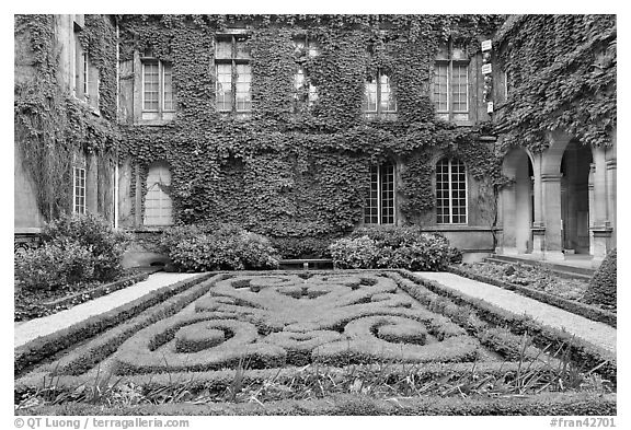 Formal garden in courtyard of hotel particulier. Paris, France (black and white)