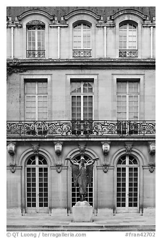 Black and White Picture/Photo: Facade of hotel particulier. Paris, France