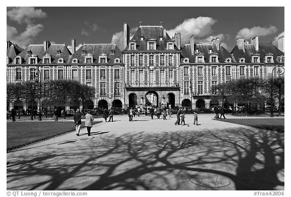 Place des Vosges, Le Marais. Paris, France (black and white)
