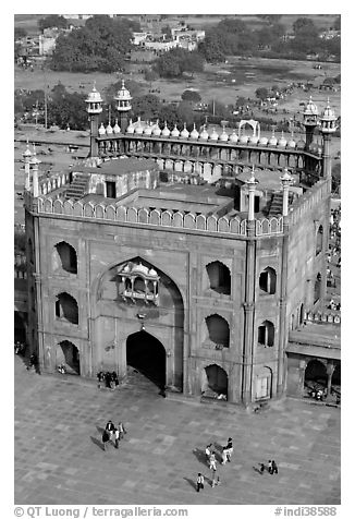 East Gate and courtyard from above, Jama Masjid. New Delhi, India (black and white)