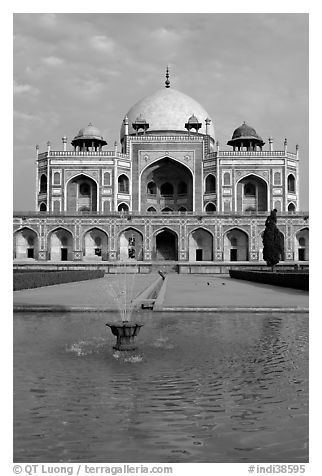 Basin and main tomb of the Emperor Humayun, afternoon. New Delhi, India