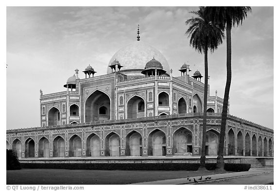 Main mausoleum, Humayun's tomb. New Delhi, India (black and white)