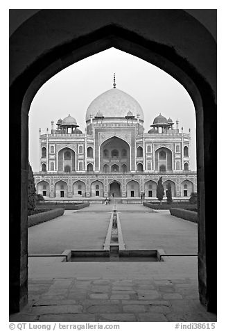 Cenotaph seen through entrance gate. New Delhi, India