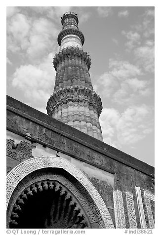 Alai Darweza gate and Qutb Minar tower. New Delhi, India (black and white)