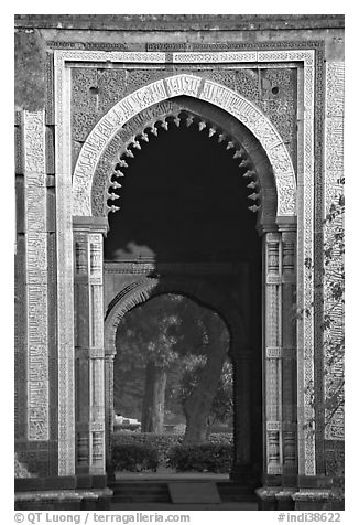 Alai Darweza gate. New Delhi, India (black and white)