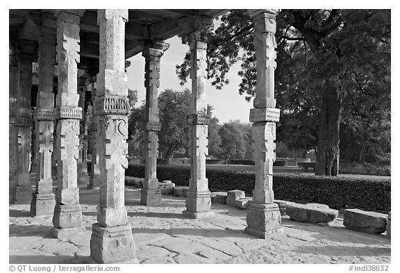 Colonade and gardens, Qutb complex. New Delhi, India (black and white)